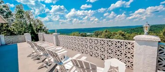 Sleeps 19! 6BR w/ Pool & Sauna – Perfect for Fall!
