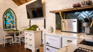 Fridge, microwave, oven, coffee/tea maker