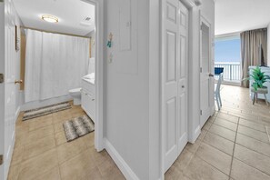 Suihkun ja ammeen yhdistelmä, hiustenkuivaaja