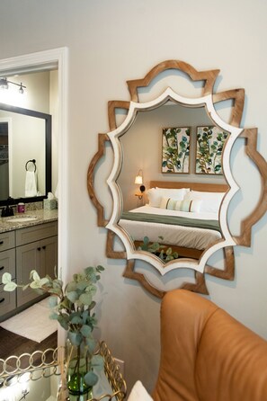 3 habitaciones, escritorio y tabla de planchar con plancha 