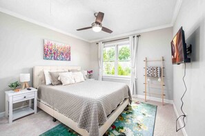 3 bedrooms, iron/ironing board, travel cot, WiFi - Cozy Boho Kildaire Farms Home- near Downtown (Cary)