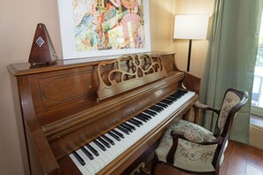 Interior - 4 bed/3.5 bath home away from home in Katy, Texas. (Katy)