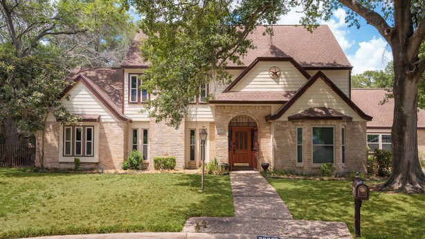 A two-story house with a front entrance, a mailbox, and a well-maintained lawn. - Spacious & Quiet 5 beds, 3.5 bathroom home away from home in Katy, Texas (Katy)