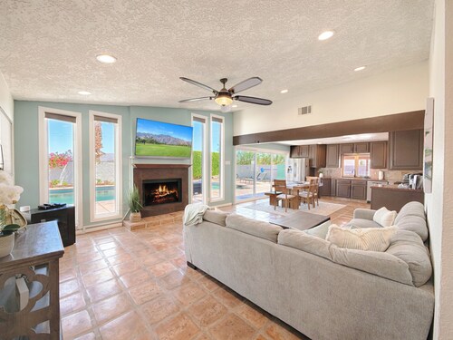 A secluded getaway home to unwind with beautiful desert and mountain views