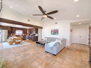 TV connectée, cheminée, baby-foot, livres