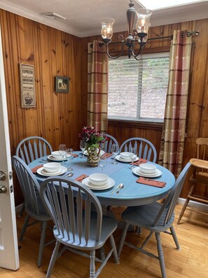 Dining - Beautiful pet friendly house 2 minute drive Smoky Mountain Railroad & downtown (Bryson City)