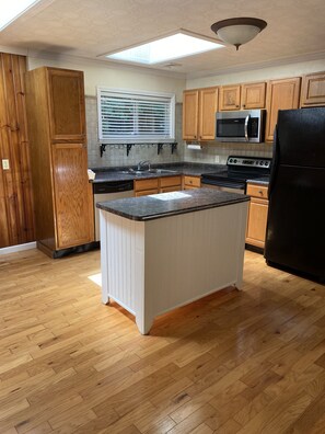 Jääkaappi, mikroaaltouuni, uuni, liesi