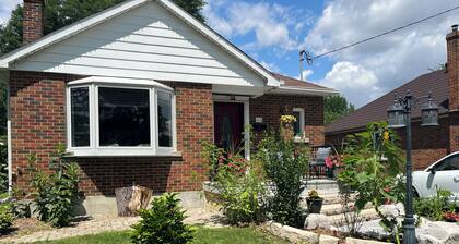 The Rustic Barn - Urban Retreat | King bed | Pet friendly | Full apartment