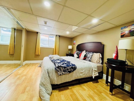 1 bedroom, desk, iron/ironing board, free WiFi. The Rustic Barn - Urban Retreat | King bed | Pet friendly | Full apartment