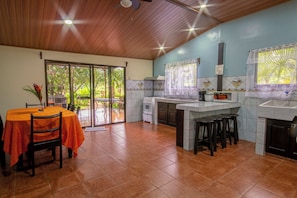 Family House | Private kitchen | Cookware/dishes/utensils - Cabañas Rio Escondido (Peñas Blancas)