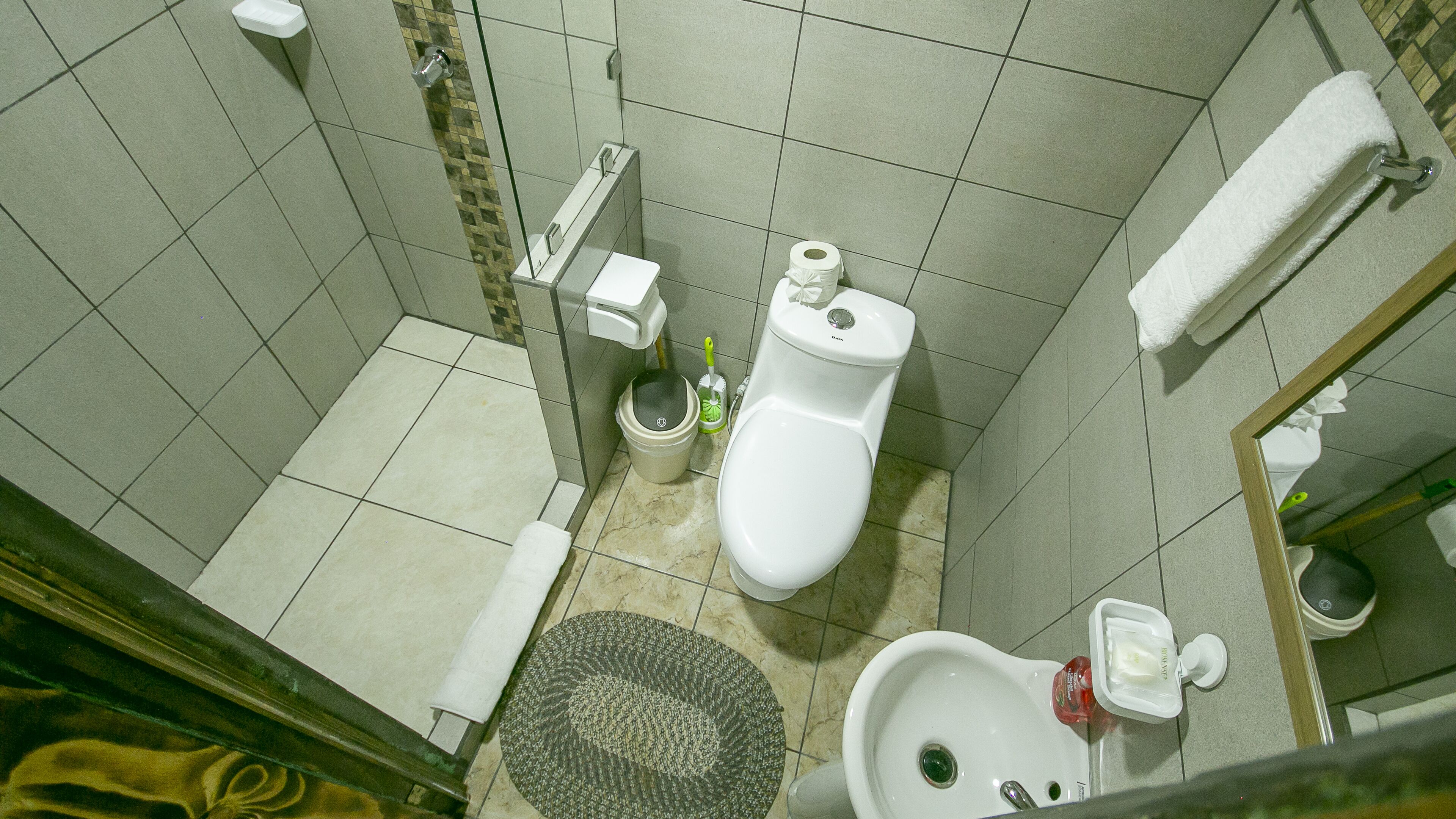 Un baño pequeño con inodoro, bidé y lavamanos.