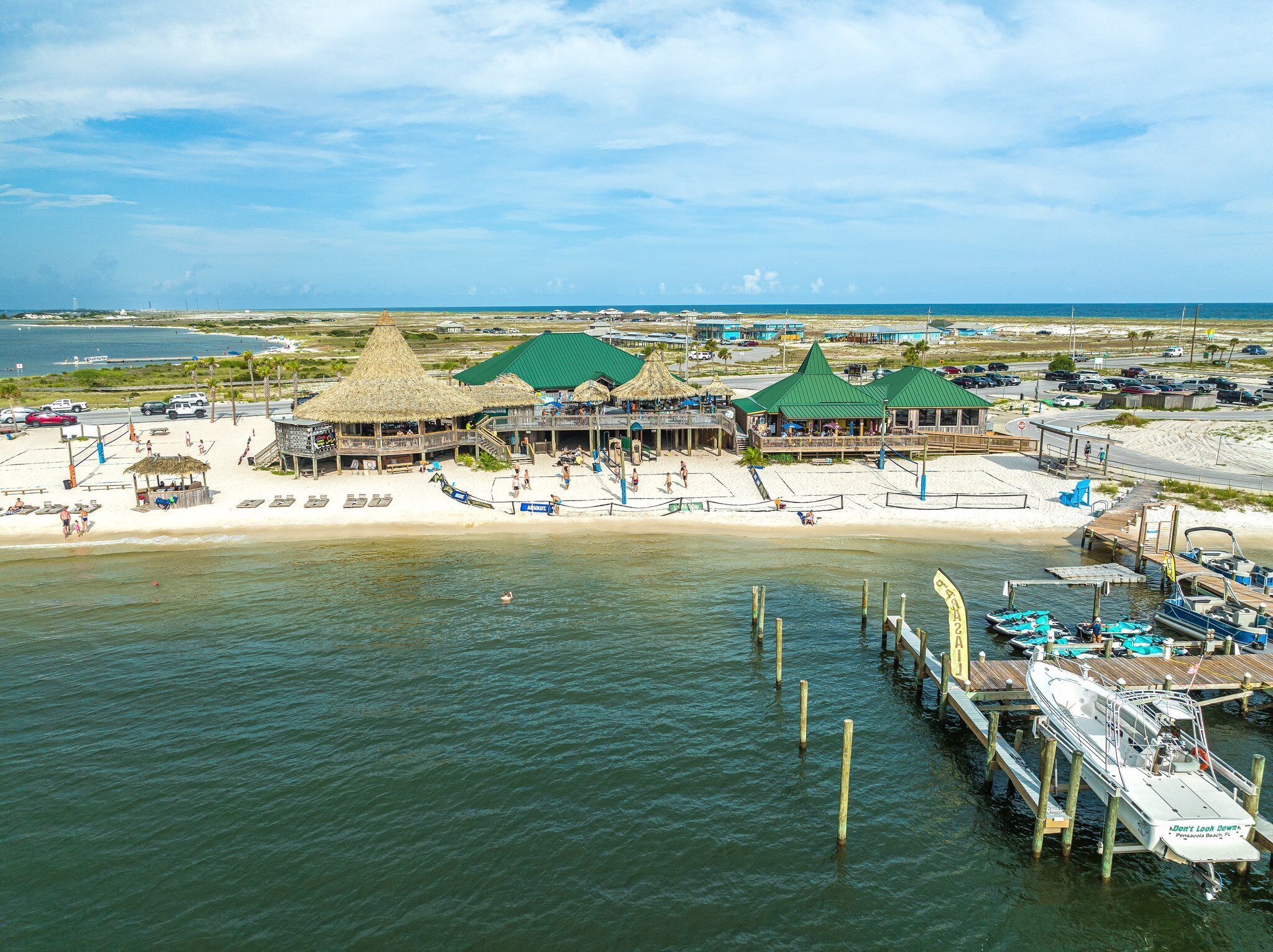 Ranta lähistöllä, aurinkotuoleja, rantapyyhkeitä