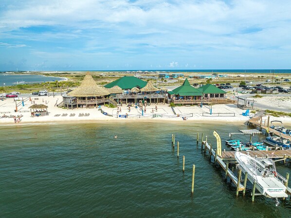 Playa en los alrededores, camastros y toallas de playa