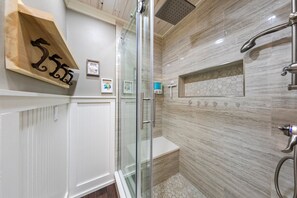 Bañera con ducha, secador de pelo, toallas, jabón