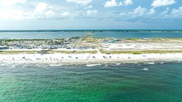 Beach nearby, sun loungers, beach towels