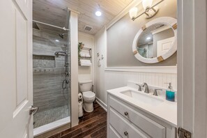 Combined shower/bathtub, hair dryer, towels, soap -  Beach. Walk everywhere. Peaceful. Location. (Navarre)