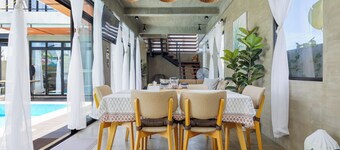 Luxury Pool Villa near beach + Karaoke + video games + massage chair