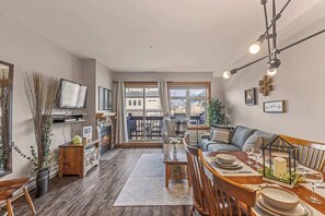 Télévision, cheminée, espaces bureaux