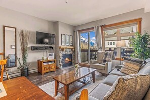 Télévision, cheminée, espaces bureaux