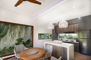 Réfrigérateur, micro-ondes, plaque de cuisson, bouilloire électrique