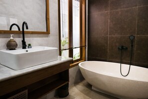 Ensemble douche/baignoire, sèche-cheveux, bidet, serviettes fournies