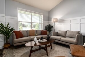 TV connectée, table de tennis de table, livres, chaîne hi-fi