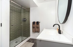 Shower, hair dryer, towels, soap - Family-Perfect 5 Bedroom Heber Getaway (Heber City)