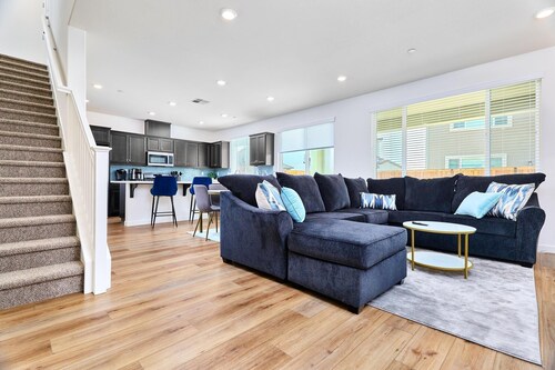 Stylish 4BD Home ~ Pvt Backyard ~ Minutes to Napa