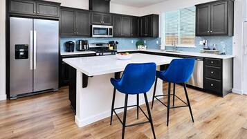 Jääkaappi, mikroaaltouuni, uuni, liesi