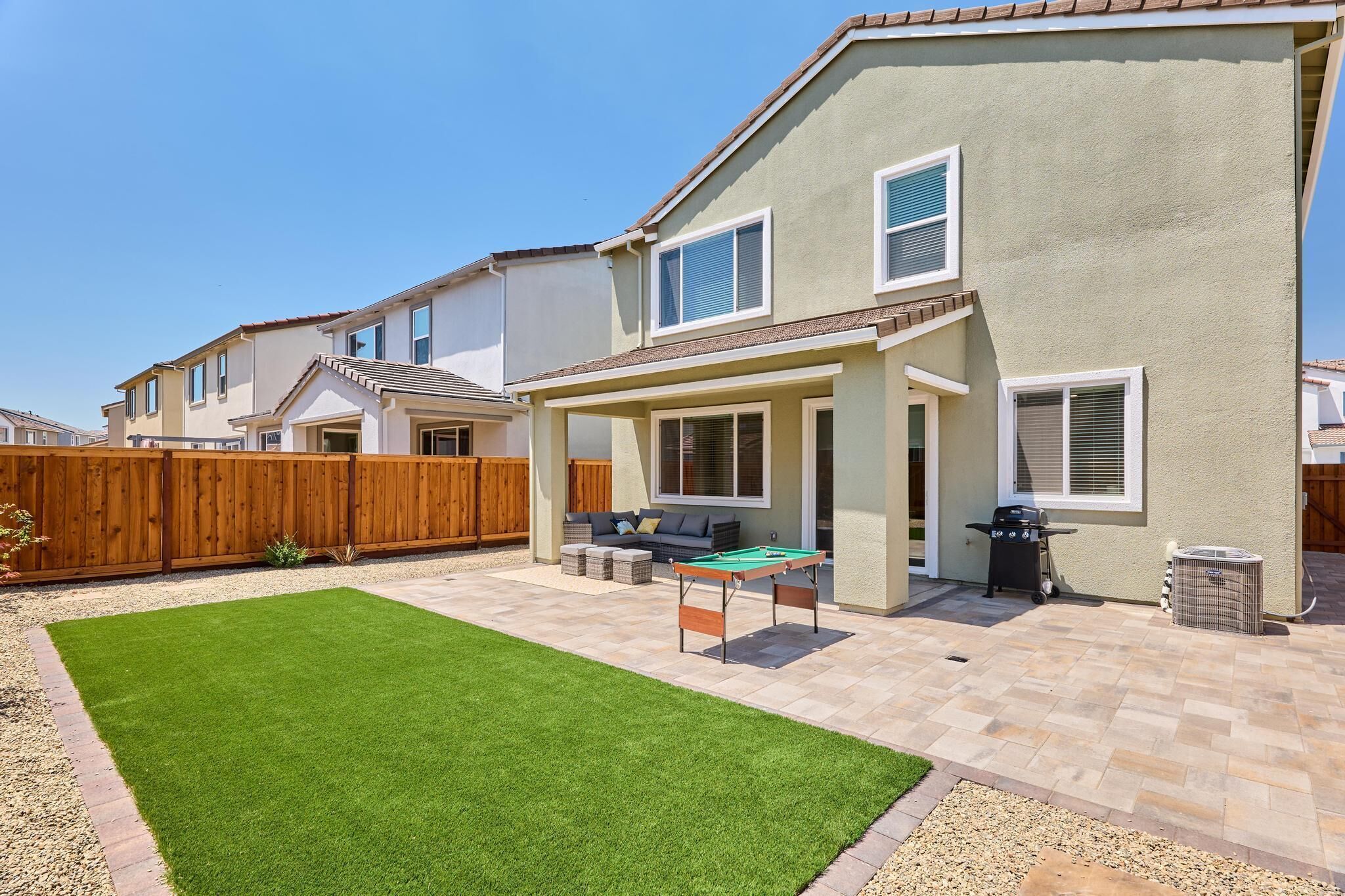 Stylish 4BD Home ~ Pvt Backyard ~ Minutes to Napa