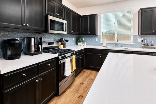 Stylish 4BD Home ~ Pvt Backyard ~ Minutes to Napa