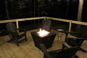 Property grounds - Cute Guesthouse, 4mi from Lee University, sleeps 4, new deck w/ fire pit, grill (Cleveland)