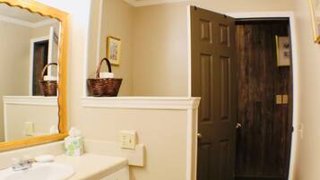 淋浴设施、按摩浴缸、吹风机、毛巾