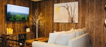 Cute Guesthouse, 4mi from Lee University, sleeps 4, new deck w/ fire pit, grill