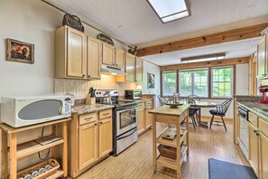 Fridge, microwave, stovetop, dishwasher - Fish, Float & Relax Fireside: Home Near New River! (Crumpler)