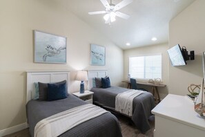 6 bedrooms, desk, iron/ironing board, travel crib