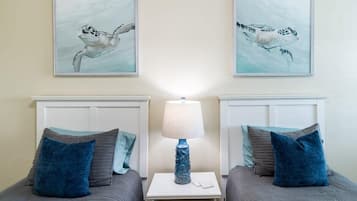 6 Schlafzimmer, Schreibtisch, Bügeleisen/Bügelbrett, Reisekinderbett