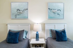 6 chambres, bureau, fer et planche à repasser, lit de bébé portatif