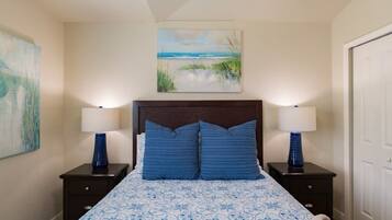 6 bedrooms, desk, iron/ironing board, travel cot