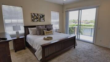 3 habitaciones, escritorio y tabla de planchar con plancha