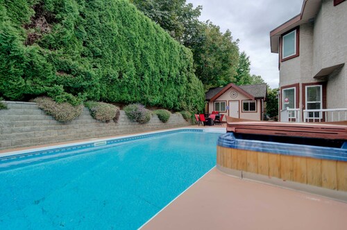 Large 8 BDRM, AC, sleeps 22, pool, hot tub, pool table