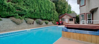 Large 8 BDRM, AC, sleeps 22, pool, hot tub, pool table