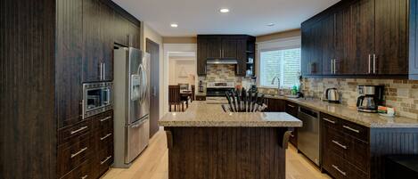 Geladeira, micro-ondas, fogão, cooktop