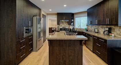 Large 8 BDRM, AC, sleeps 22, pool, hot tub, pool table