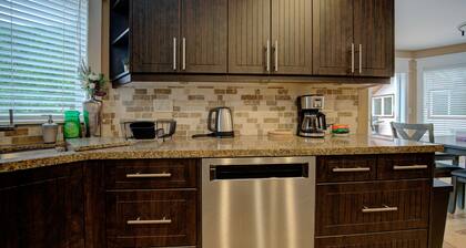 Large 8 BDRM, AC, sleeps 22, pool, hot tub, pool table