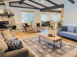 Smart TV y chimenea 