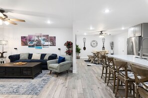 Smart-TV, bøker og stereoanlegg