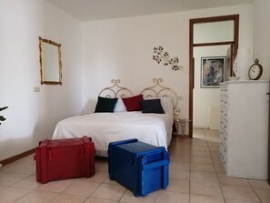 1 bedroom, free WiFi, bed sheets - .Relaxation and silence at 2 steps from downtown (URBINO)