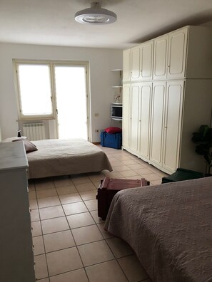 1 bedroom, free WiFi, bed sheets - .Relaxation and silence at 2 steps from downtown (URBINO)