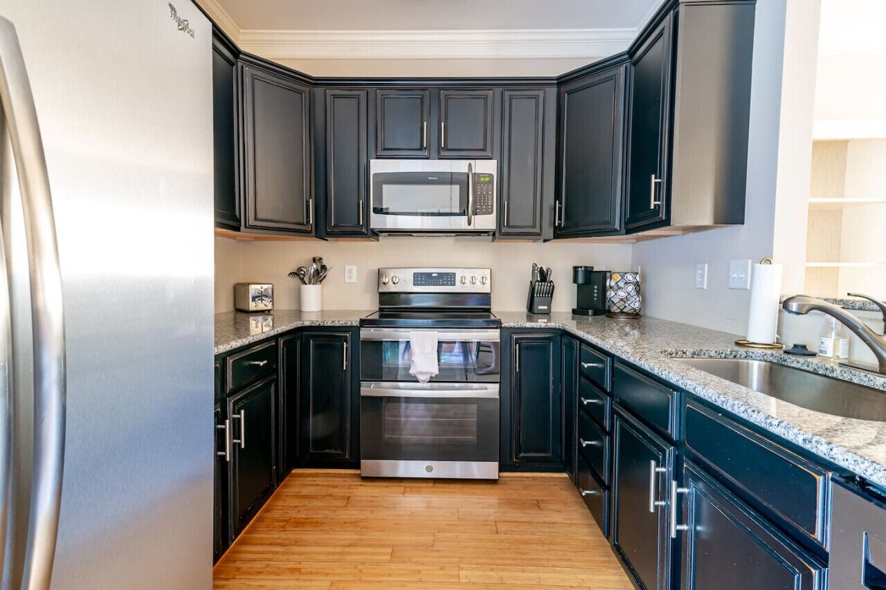 Refrigerador, microondas, horno y parrilla de estufa 